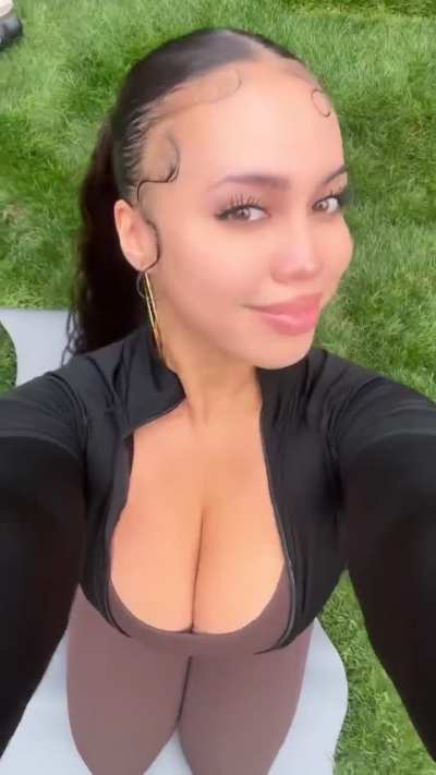 Asia Monet outdoor selfie | IG story (12-4-2024)