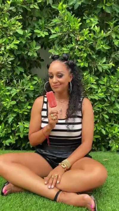 Tia Mowry is 🔥🔥