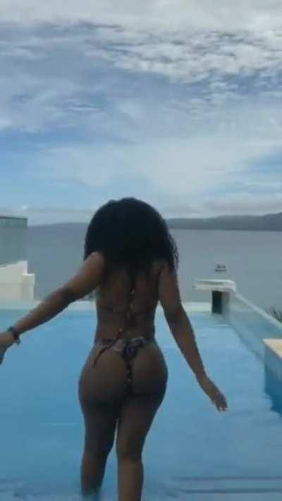 Y’all think her ass real ?