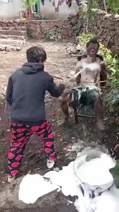 Hintli adamın amınakoyuyorlar (BAYA AĞIR GORE)