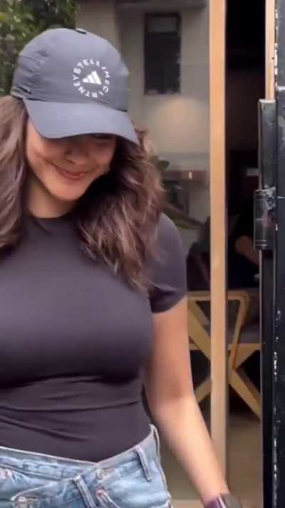 Gaand fulakar ghodi banke baithi hai aur abi bhais banna hai isko. Here comes the Matka Thakurni Mrunal apne mote latakte hue fulte hue chuche leke. Tabele mai rakhke nichod dhalunga tere mote chuchiya matka saali