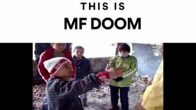 Acesta este MF DOOM dar este bahoi