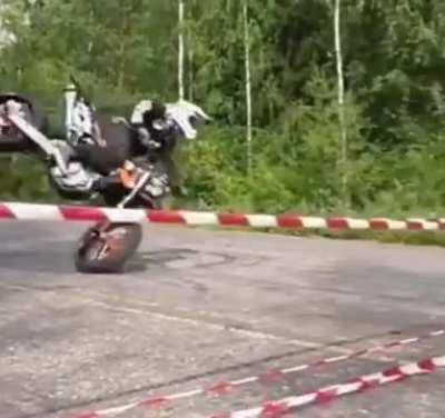This guy makes stoppie look smooth and easy