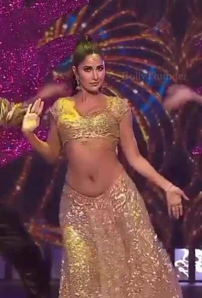 Imagine watching those navel shake of Katrina Kaif live