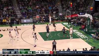 [Highlight] Giannis with the no-look kickout from halfcourt to Grayson Allen