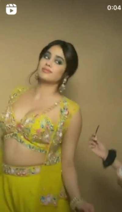 Janhvi Kapoor has awesome boobs, imagine her swinging naked like that