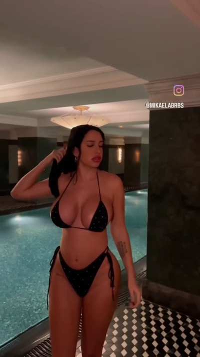 Mikaela (@mikaelabrbs)