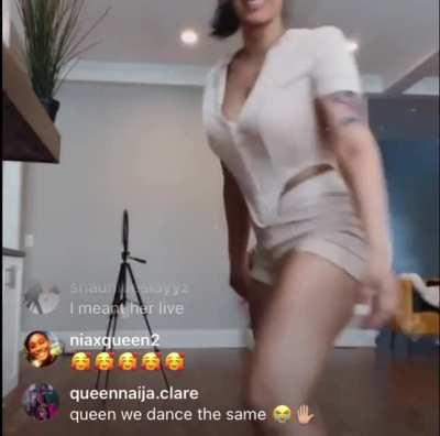Shaking fat juicy ass on live