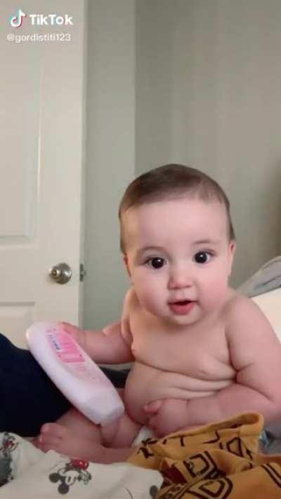 This baby really looks like chaeng. Just look at the eyes😭💖