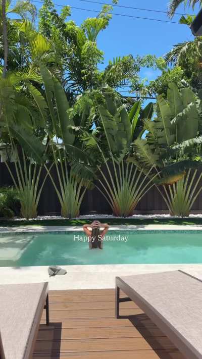 Oh she knows how to catch your attention 😏