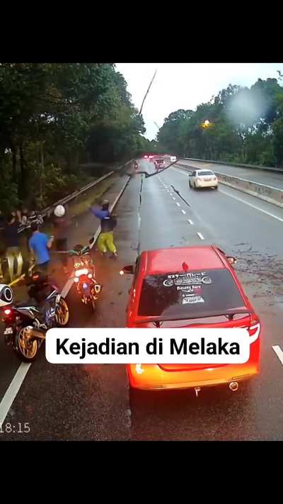 Berat mata memandang, dahan yang patah jangan hanya dipandang
