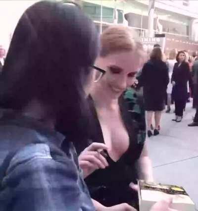 Jessica Chastain being really nice to a fan