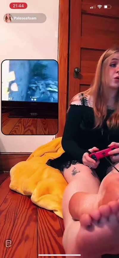 palefoamsea - Gamer girl soles close up live rn