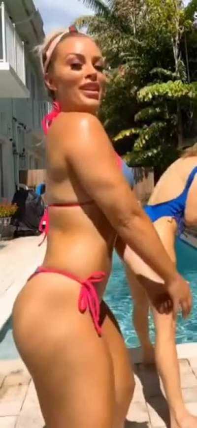 Mandy got that insane jiggle look at that ass