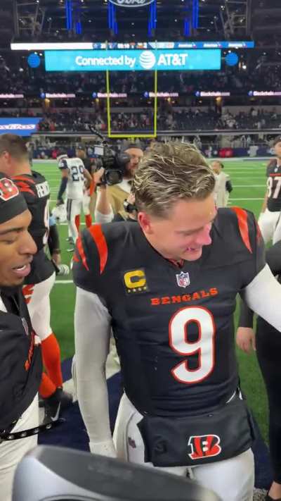 [Highlight] Ja'Marr Chase smashes a donut onto Joe Burrow's face postgame