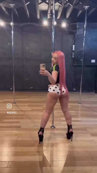 Ice spice throwing that fat ass
