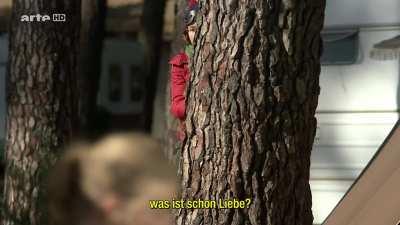 Not helping mom + mysterious guitar player (Zazon Castro, Géraldine Martineau - La Fonte des neiges (FR2009)) (2/2) + deutsche untertitel