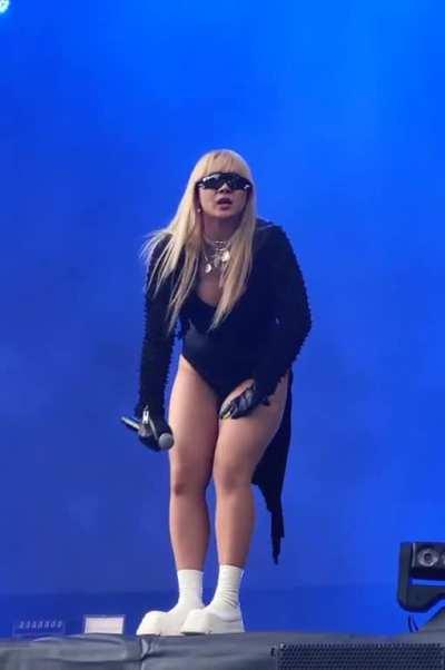 CL - 2NE1 (Hot Legs)