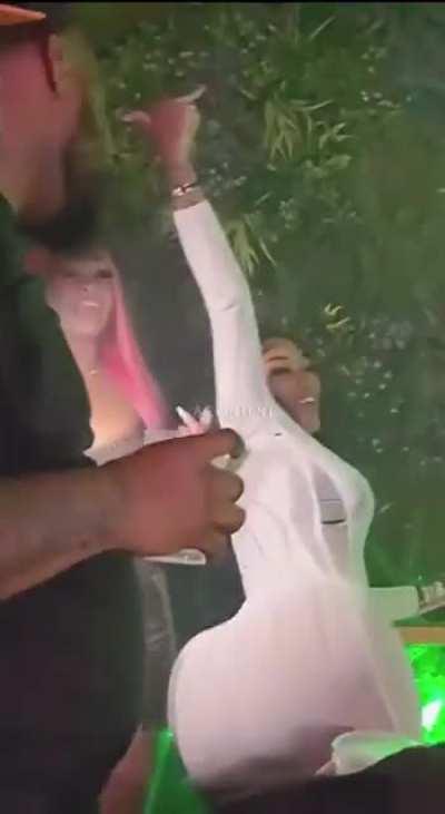 SHE THROWING THAT MF 🍑🍑🥊