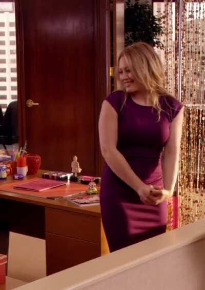 Dress so tight you can see her navel