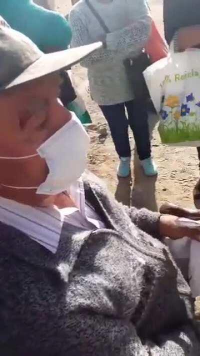 Guy stealing from cars with open windows gets confronted by elderly man. The thief beats the elderly man hurting his eyebrow. Bystanders see the attack and capture the thief by wrapping him to a lamppost with an entire roll of plastic allusa