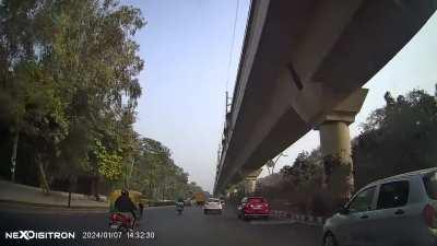 Just another day in Delhi: a Creta guy's ego gets hurt and he tries to race a Lamborghini.