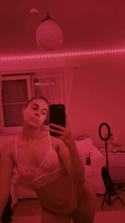 Ever seen a girl hot like me? 💋