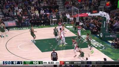 [Highlight] Giannis gets the Jordan-esque reverse layup for 43PTS in the night!