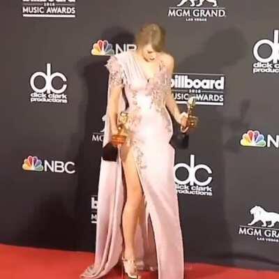 🔥🔥🔥 SEXY GODDESS TAYLOR🔥🔥🔥 THE LEG THOUGH?