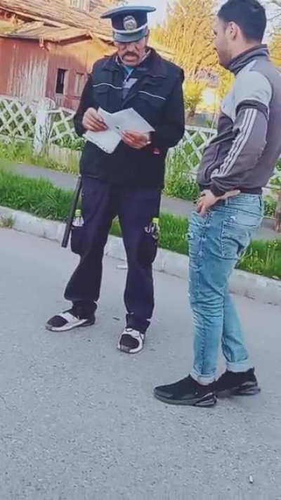 Domnu polițai da amendă