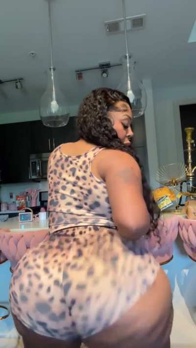 Suck all that fat out your stomach and put it in your butt 😍🤌🏾