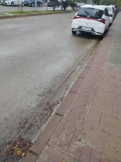 Otobüs bunlara sürtse keşke