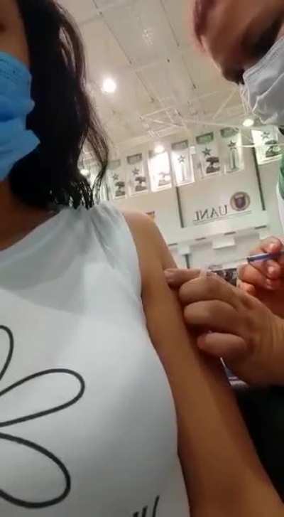 Hoy empezaron a vacunar a los maestros y esto fue en el centro de vacunación de FIME. Que opinan del vídeo?