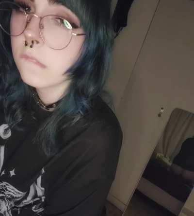 ignore the mirror and just look at my face :3