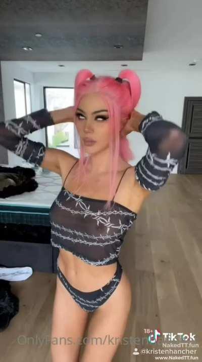 pink hair and nice tits, what else do you need?🤫