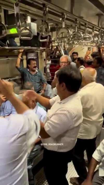 Man sings Kaanta Laga in Mumbai local as passengers dance
