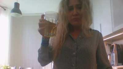 Norske antivaksere har starta å pushe drikking av urin..