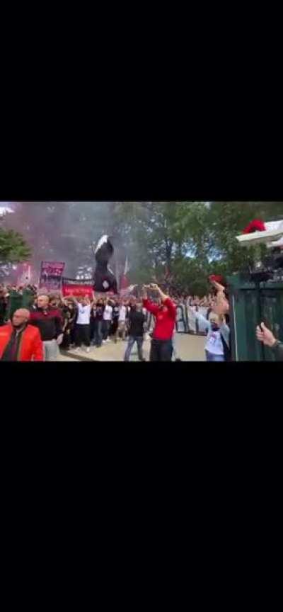 Fans this morning in Milanello in front of the coach and players. Fino alla morte 🔴⚫️