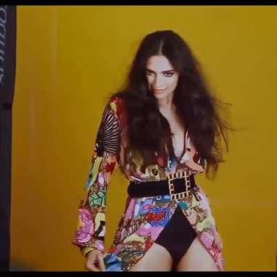 Deepika Padukone- Sexy thigh