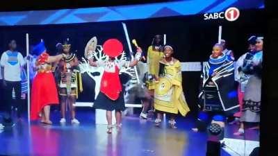 Audrey hugs the new indoni queen part1