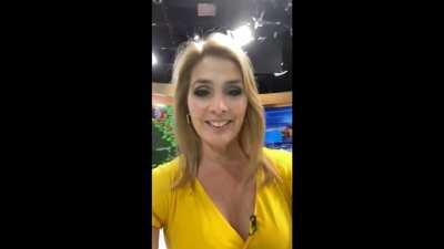karen rogers wpvi september 8, 2021 awesome close up cleavage show