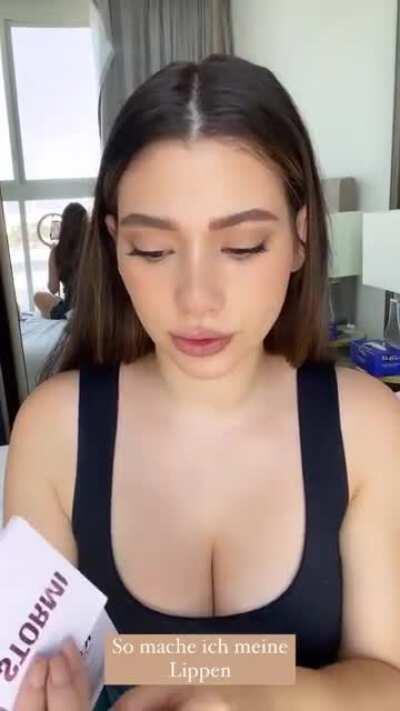 So prall die Melonen + fetter Ausschnitt 😍