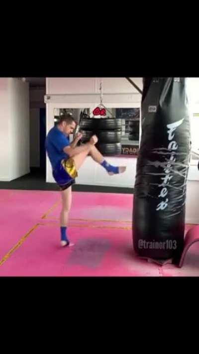 Muay Thai Techniques 💥 ➖ Fake low kick to face teep⁣⁣⁠ ➖ ⁣Fake roundhouse to reverse elbow⁣⁠