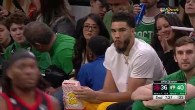 [Highlight] Jayson Tatum enjoys some popcorn