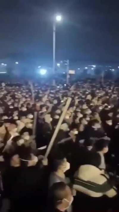 Chinese citizenst rioting in response to goverment restrictions