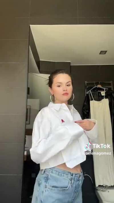 Selena’s showing off her belly