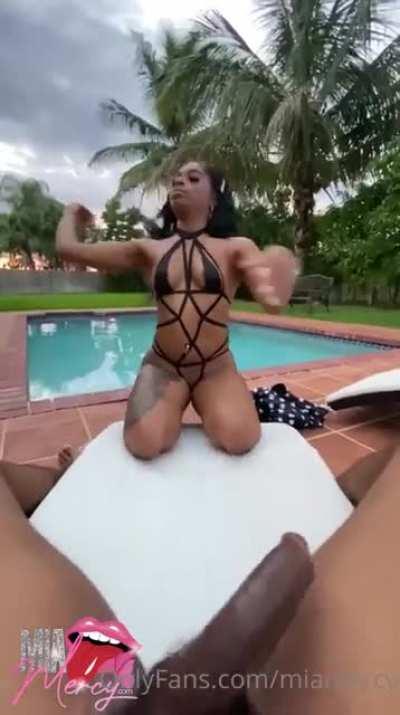 Blowjob by the pool (Mia M3rcy)