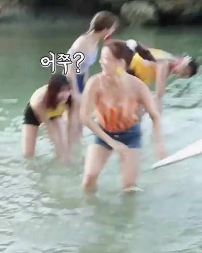 I want to play in the ocean with Jihyo...