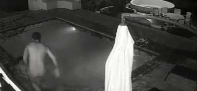 Let's relax in the pool