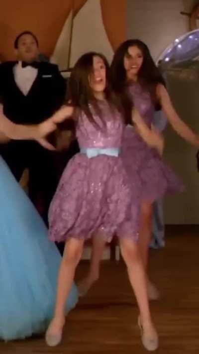 Jenna dancing in Stuck in the Middle S1E16
